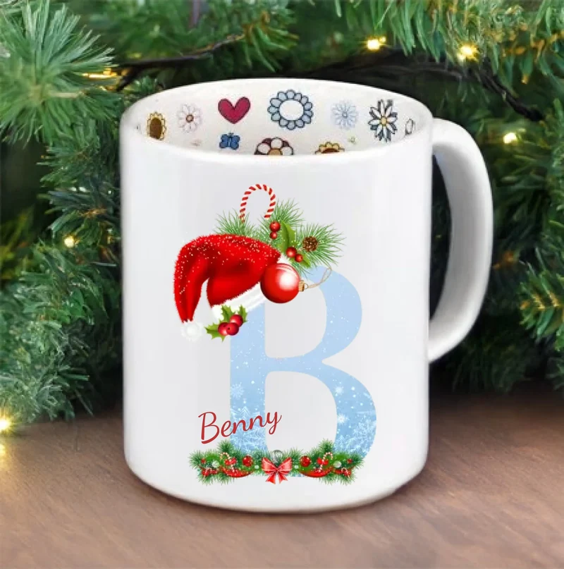 Weihnachtstasse mit Buchstaben Monogramm und Weihnachtsmütze