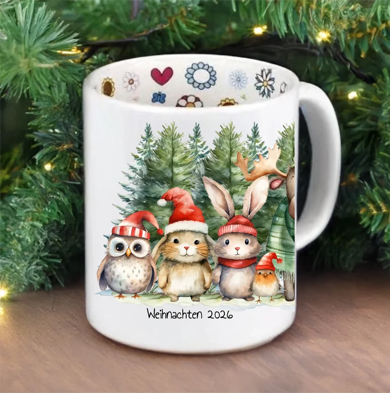 Weihnachtstasse mit Weihnachtswaldtieren, Weihnachtsmütze und Tannenbäumen