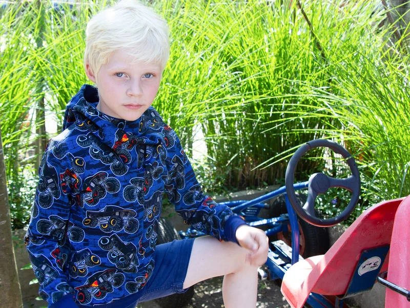 Reststück 68cm - French Terry Petra Monstertrucks bunt auf Blau