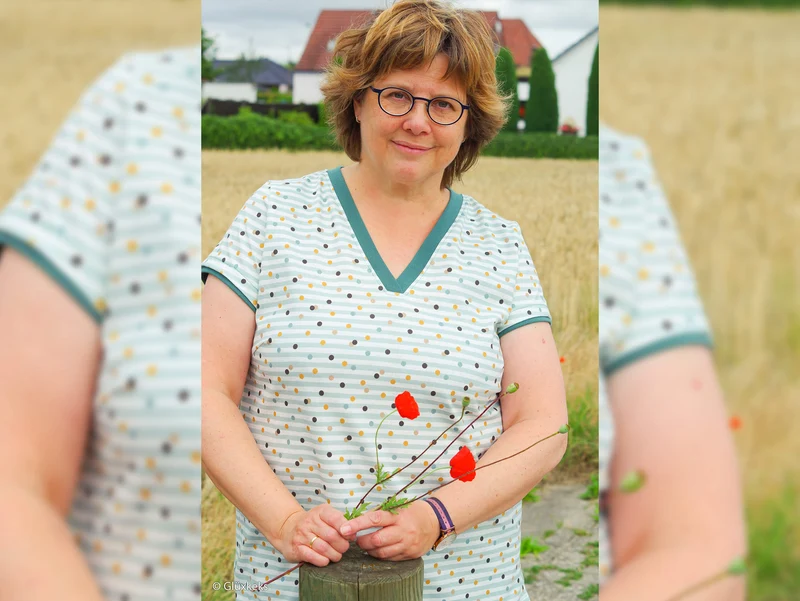 Baumwolljersey Aron Bunte Punkte auf staubblau-weiß gestreift