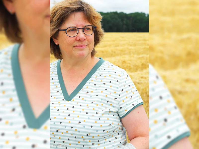 Baumwolljersey Aron Bunte Punkte auf staubblau-weiß gestreift