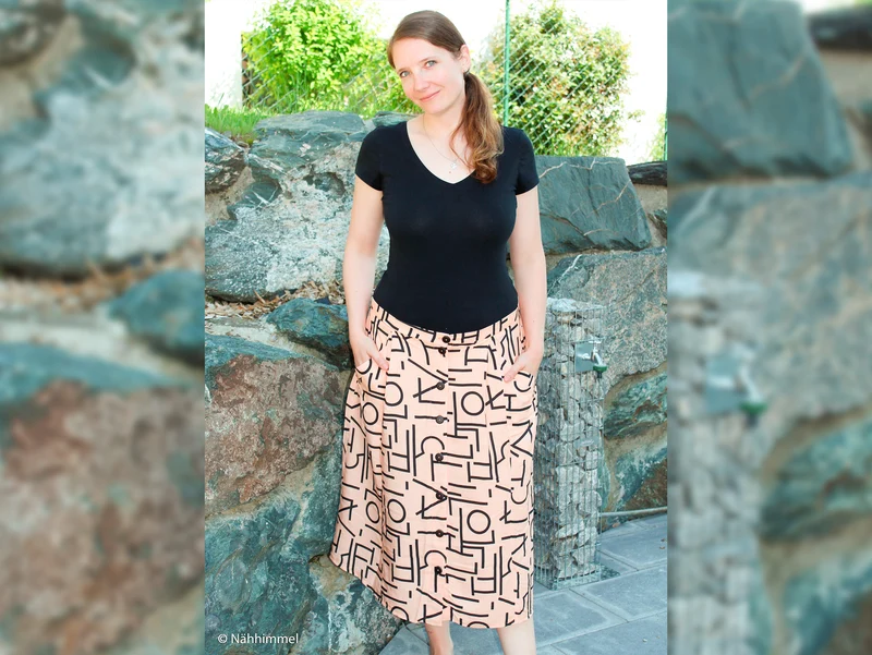 Viskose Webware Pauline Schriftzeichen schwarz auf Apricot