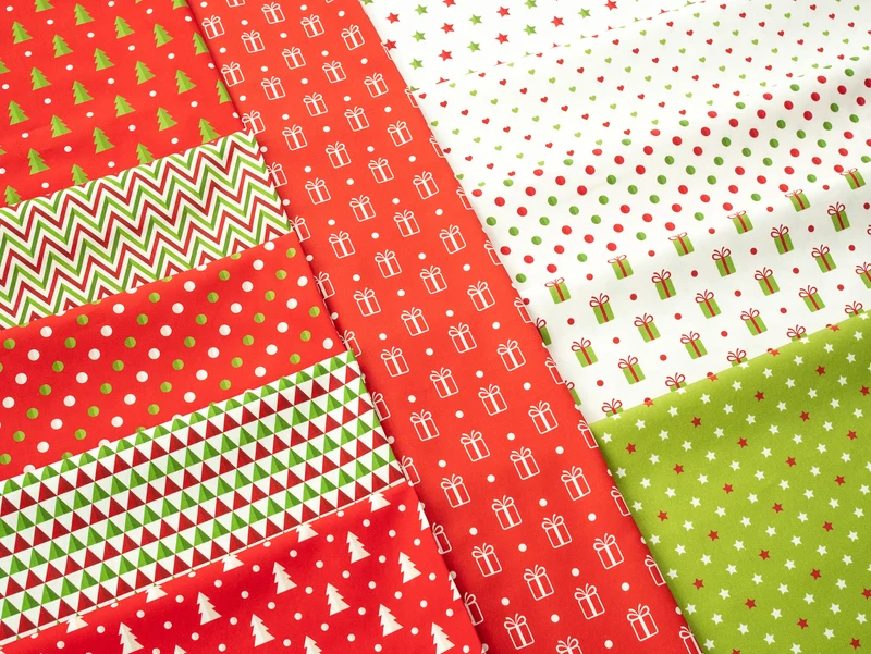 Baumwoll Webware Noel Kleine Herzen rot-grün auf Natur