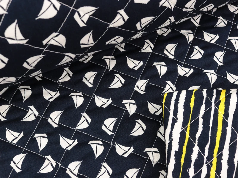 Doubleface Steppstoff Kleine Segelschiffe-Bunte Streifen marineblau-weiß-gelb