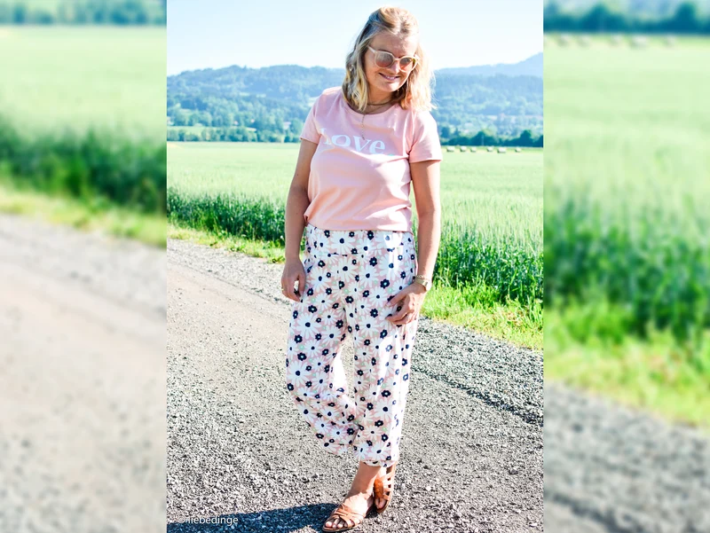 Baumwolljersey Smilla Blumen bunt auf Hellrosa