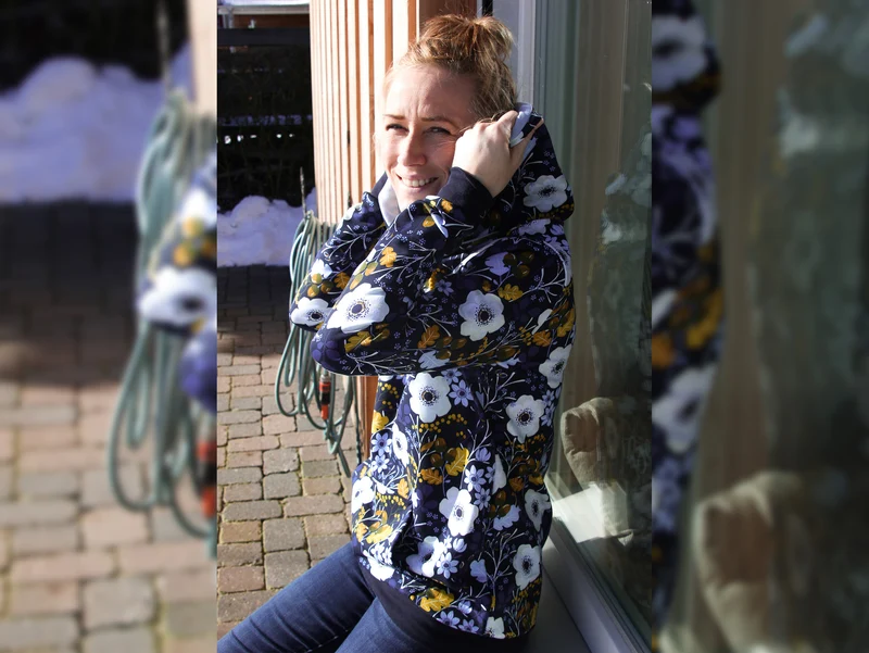Baumwollsweat Toronto Herbstspaziergang bunt auf Dunkelblau