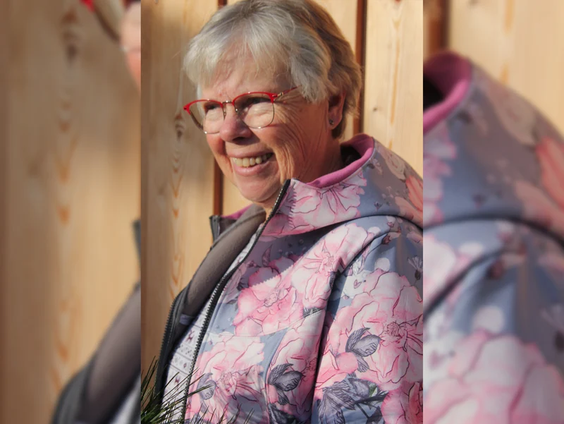 Softshell Fiete Wildrosen auf Steingrau