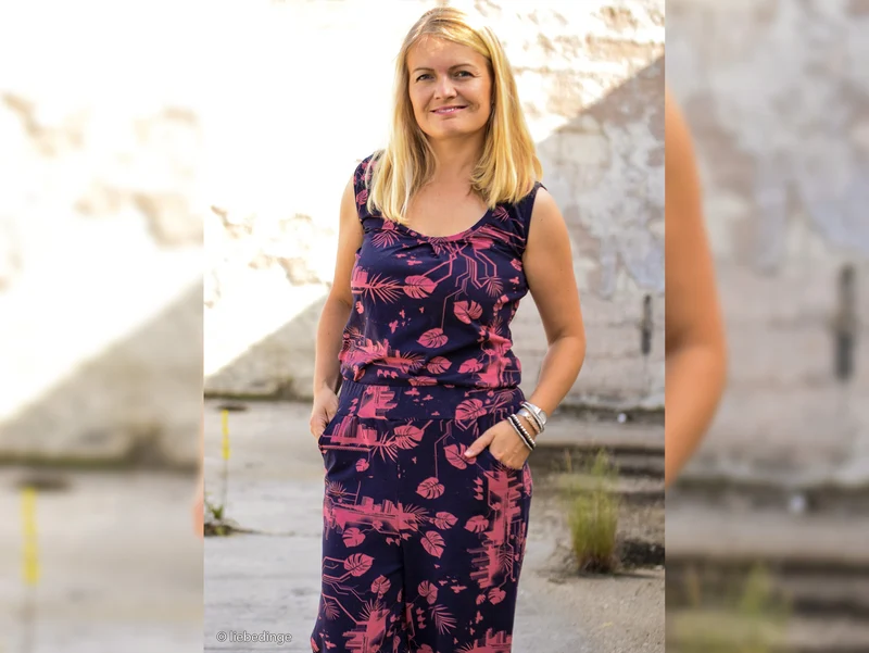 Baumwolljersey Urban Jungle tiefblau-rouge by Thorsten Berger