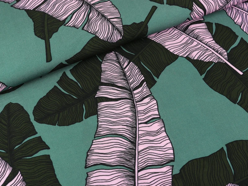 Reststück 34cm - Viskosestoff Tropical Bird Federn rosa-khaki auf Kiefergrün by Thorsten Berger
