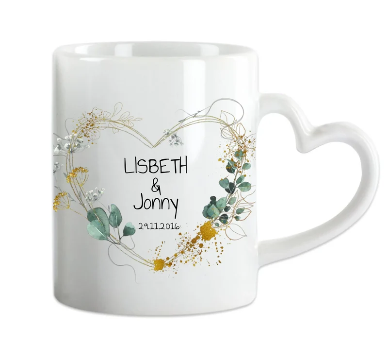 Personalisierte Hochzeitstasse - Blumenkranz Herz fürs Brautpaar - Geschenk Hochzeit
