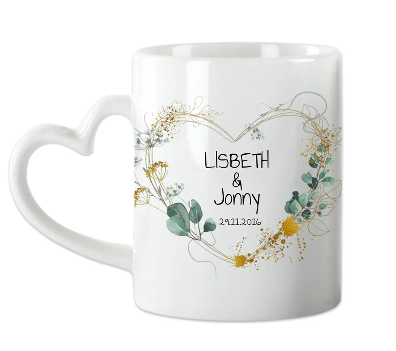 Personalisierte Hochzeitstasse - Blumenkranz Herz fürs Brautpaar - Geschenk Hochzeit