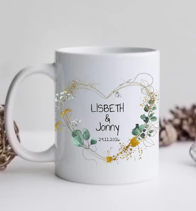 Personalisierte Hochzeitstasse - Blumenkranz Herz fürs Brautpaar - Geschenk Hochzeit