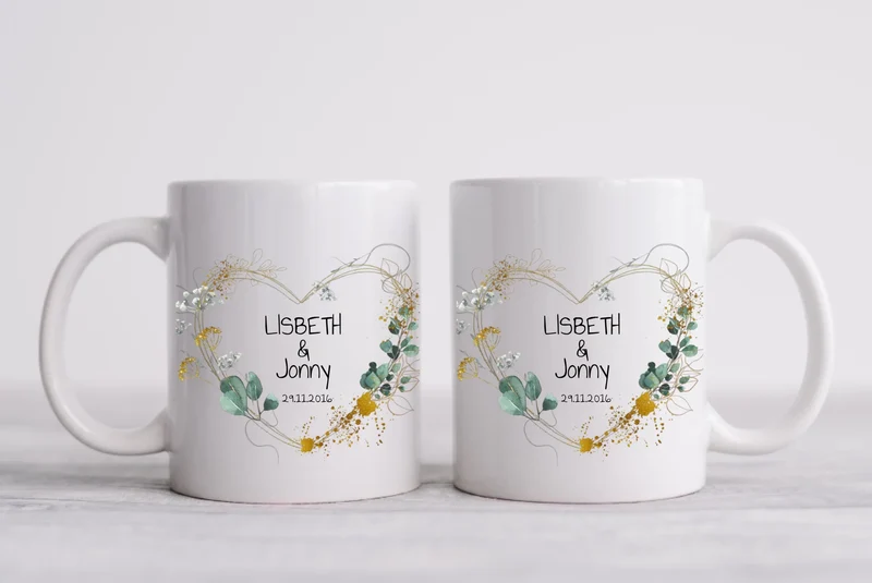 Personalisierte Hochzeitstasse - Blumenkranz Herz fürs Brautpaar - Geschenk Hochzeit