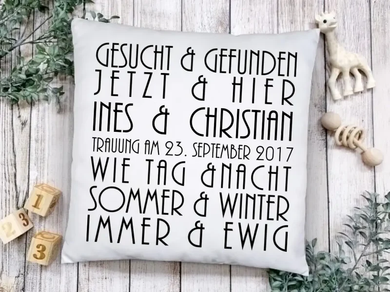 Hochzeitsgeschenk - Personalisiertes Sprüche Kissen Geschenk Gesucht & Gefunden - Geburtstagsgeschenk, Weihnachtsgeschenk von Zeitraum-Kunstdrucke