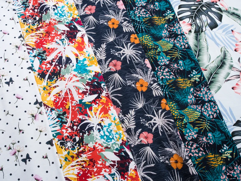 Baumwolljersey Lara Blumen und Blätter bunt auf Weiß