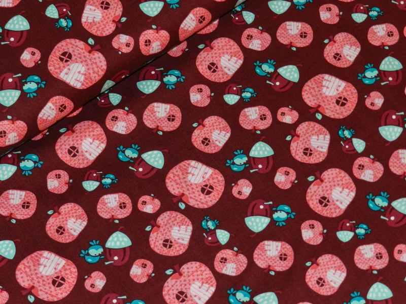Baumwollstoff Camelot Fabrics Fairyville Apfelhäuschen auf Dunkelrot