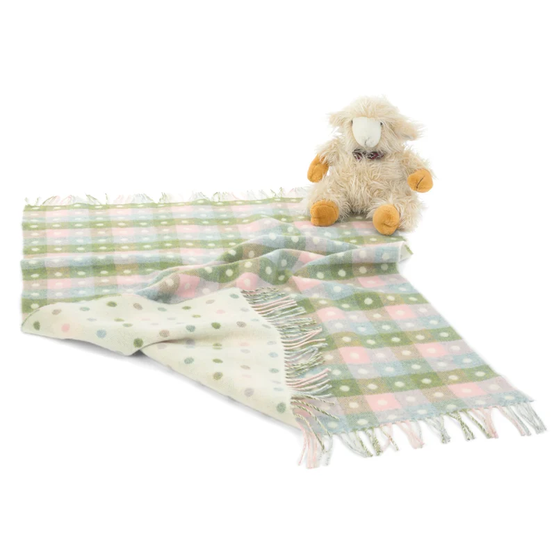 Gepunktete Babydecke in sanften Pastellfarben
