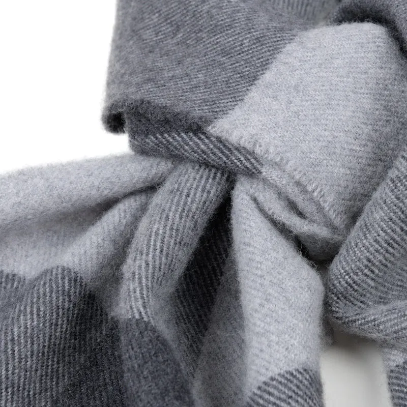 Weicher Merino-Schal, grau kariert