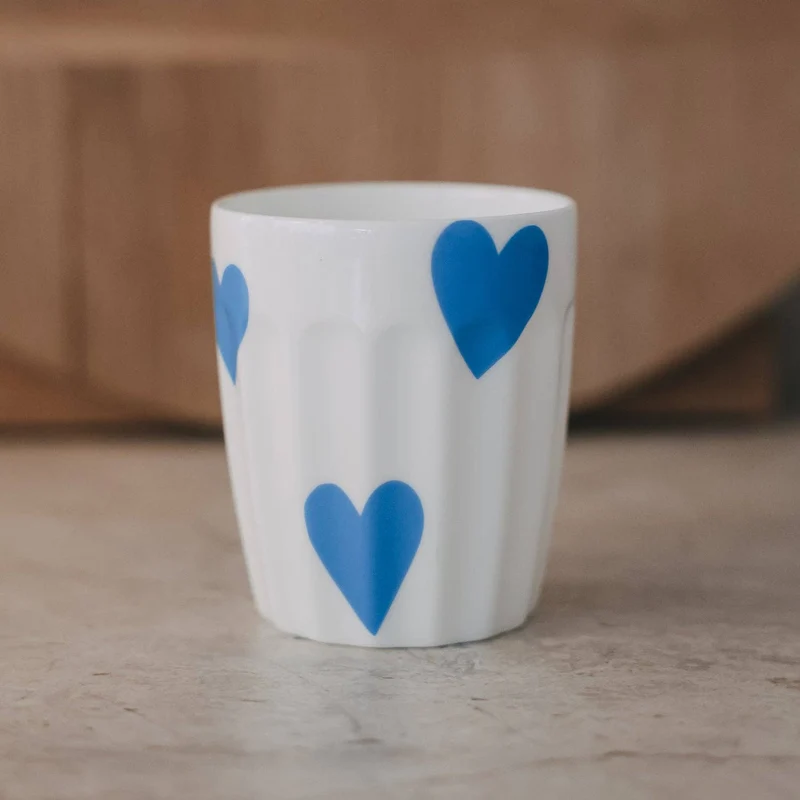 Fine Bone Becher „Große Herzen“ – Hellblau