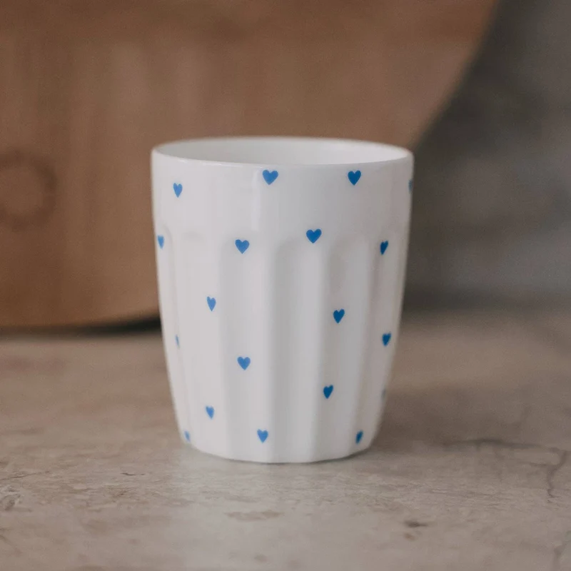 Fine Bone Becher „Kleine Herzen“ – Hellblau