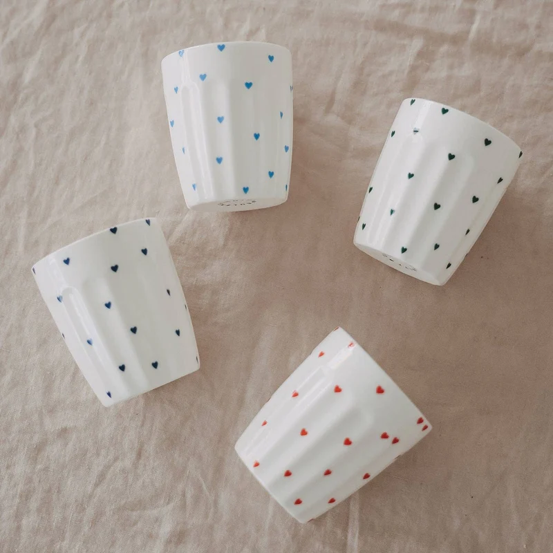 Fine Bone Becher „Kleine Herzen“ – Hellblau