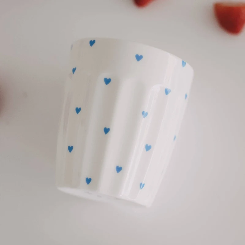Fine Bone Becher „Kleine Herzen“ – Hellblau