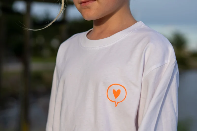 T-Shirt Weiß – Herz-Logo in Neonorange oder Mint, DecoGoodies Collection