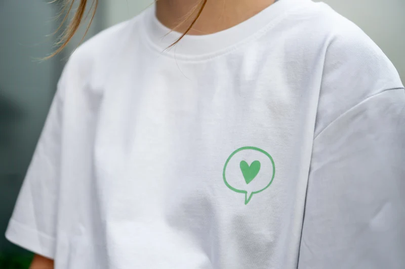 T-Shirt Weiß – Herz-Logo in Neonorange oder Mint, DecoGoodies Collection