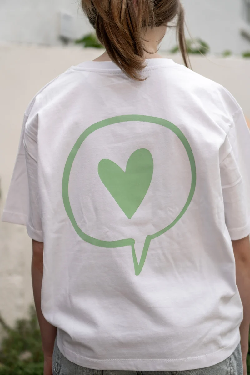 T-Shirt Weiß – Herz-Logo in Neonorange oder Mint, DecoGoodies Collection