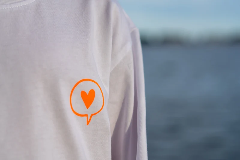 T-Shirt Weiß – Herz-Logo in Neonorange oder Mint, DecoGoodies Collection