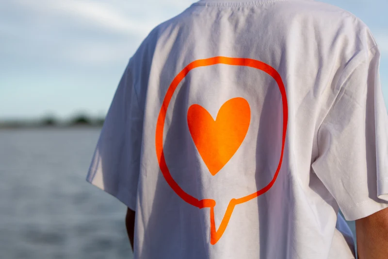 T-Shirt Weiß – Herz-Logo in Neonorange oder Mint, DecoGoodies Collection