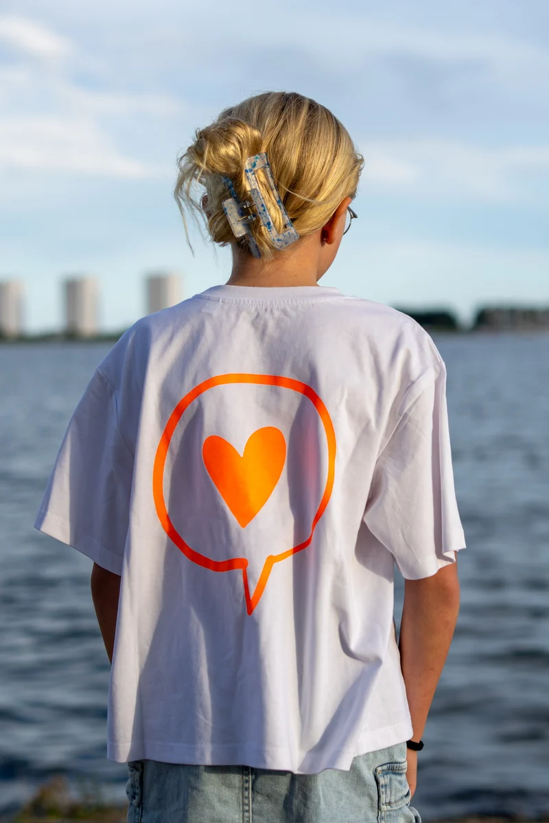 T-Shirt Weiß – Herz-Logo in Neonorange oder Mint, DecoGoodies Collection