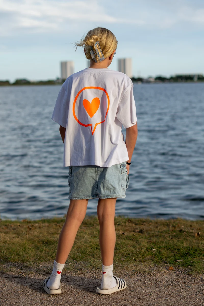 T-Shirt Weiß – Herz-Logo in Neonorange oder Mint, DecoGoodies Collection