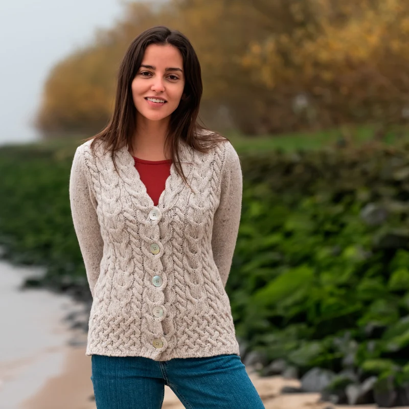 Cardigan mit irischem Zopfmuster - Wollweiss