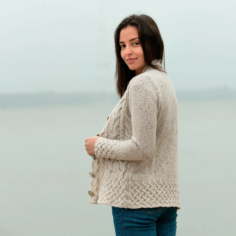 Cardigan mit irischem Zopfmuster - Wollweiss