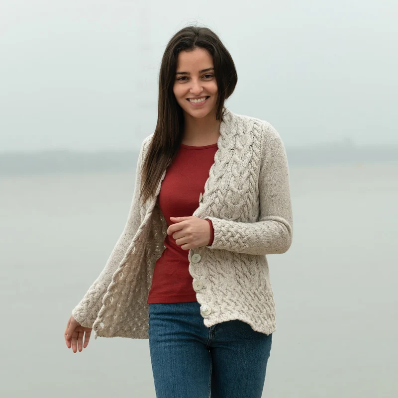 Cardigan mit irischem Zopfmuster - Wollweiss