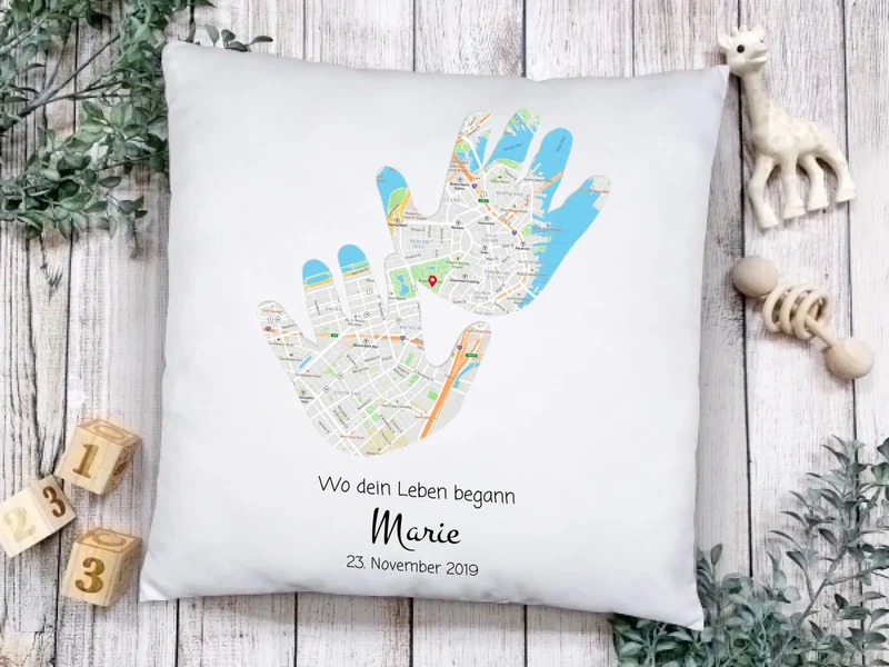 Geburtsgeschenk & Taufgeschenk | Babykissen Geschenk | Babygeschenk Kinder Kissen im Koordinaten Stadtkarte Design | Hände