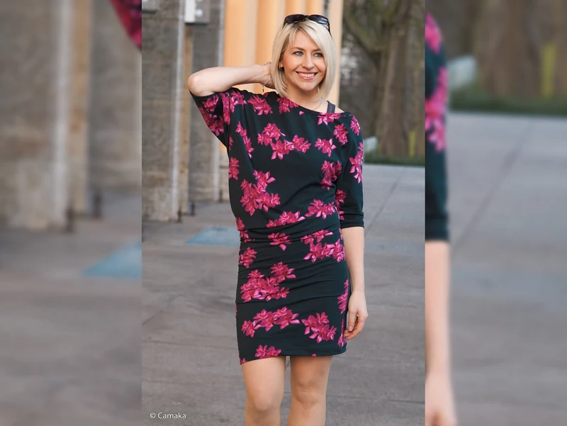 Reststück 79cm - Baumwolljersey Elise Magnolienblüten erika auf Schwarz by Bienvenido Colorido