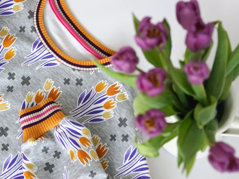 Reststück 148cm - Hamburger Liebe Baumwollsweat Life Loves You Bouquet mittelgrau meliert-bunt