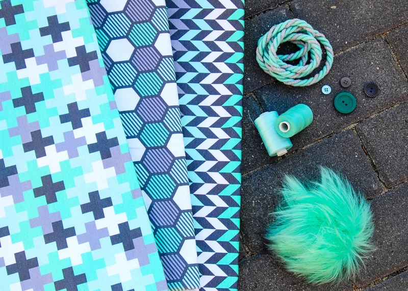 Reststück 39cm - Baumwollsweat Crazy Shapes Pluszeichen grau-mint by Lycklig Design