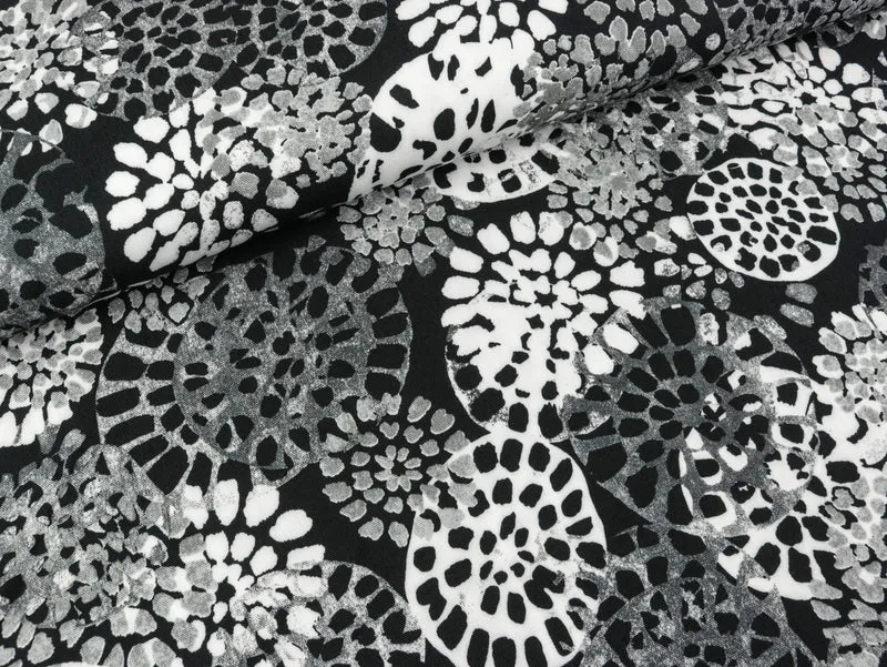 Reststück 30cm - Viskosestoff Mia Blumen weiß-grau auf Schwarz