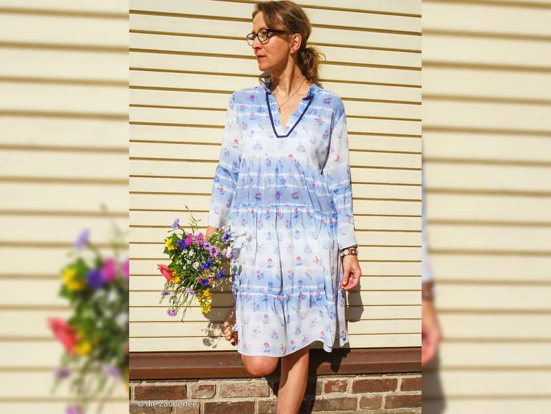 Reststück 15cm - Viskosestoff Mila Blumen in Batikoptik bunt-wasserblau