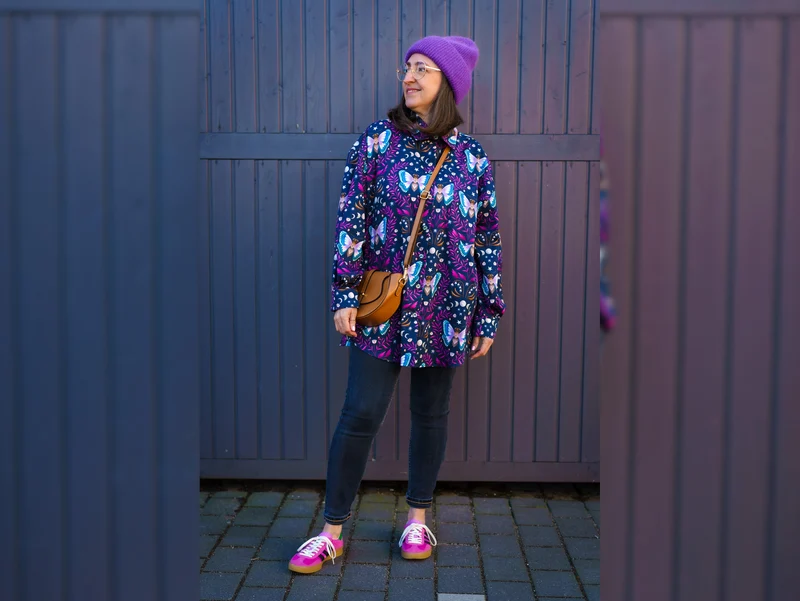Hamburger Liebe Baumwollsweat Midnight Luna Moth ciclamino-bunt auf Blue navy