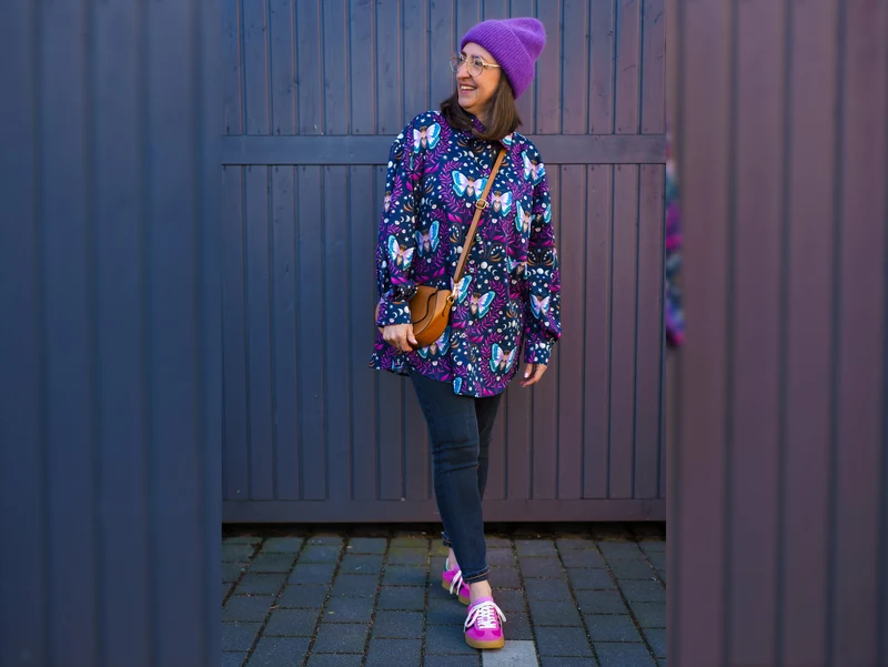 Hamburger Liebe Baumwollsweat Midnight Luna Moth ciclamino-bunt auf Blue navy