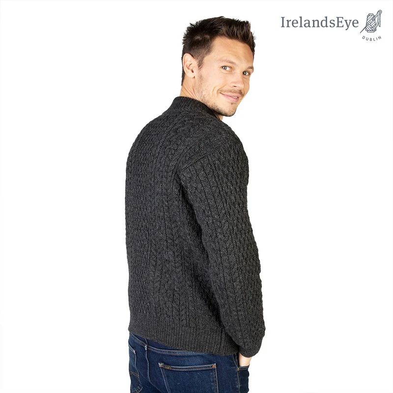Herrenstrickjacke mit kurzem Stehkragen
