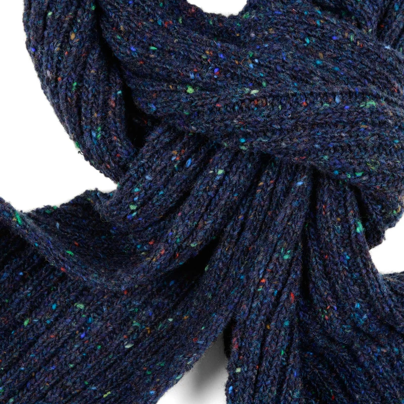 Schmaler Strickschal im klassischen Rippenmuster