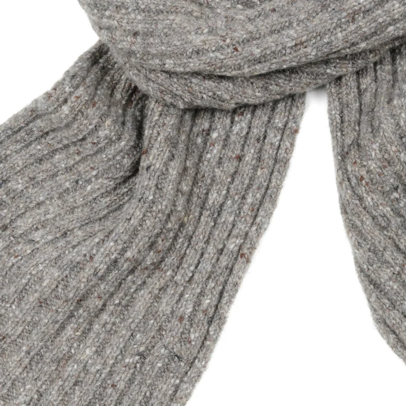 Schmaler Strickschal im klassischen Rippenmuster