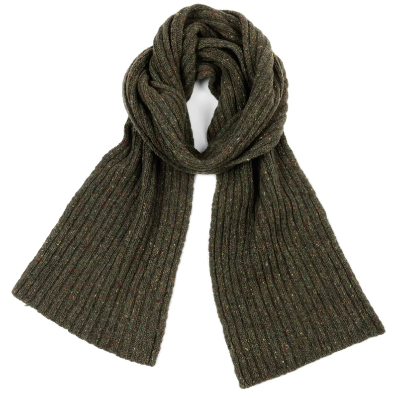 Schmaler Strickschal im klassischen Rippenmuster