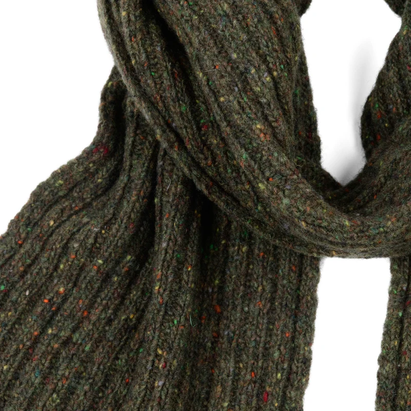 Schmaler Strickschal im klassischen Rippenmuster