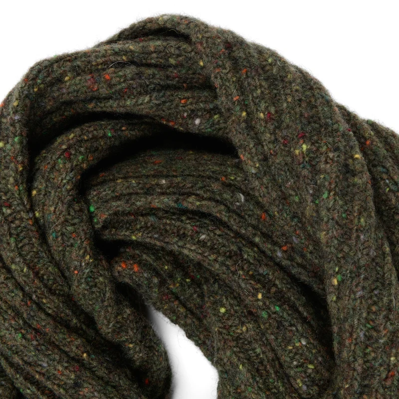 Schmaler Strickschal im klassischen Rippenmuster